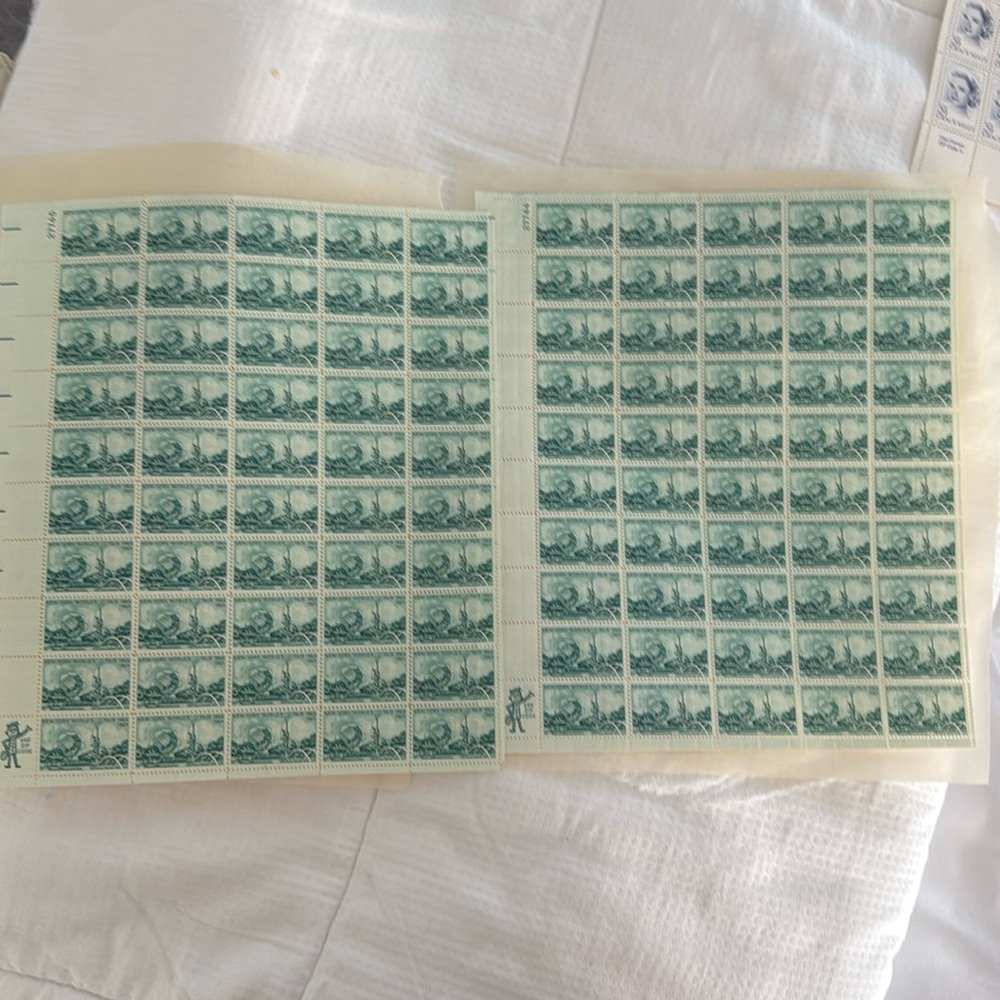New York World's Fair Postage Stamps / UNUSED / 5 Cent Stamp / Green